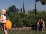 Vidéo porno mobile : It's warm under the skirt of the cheerleader
